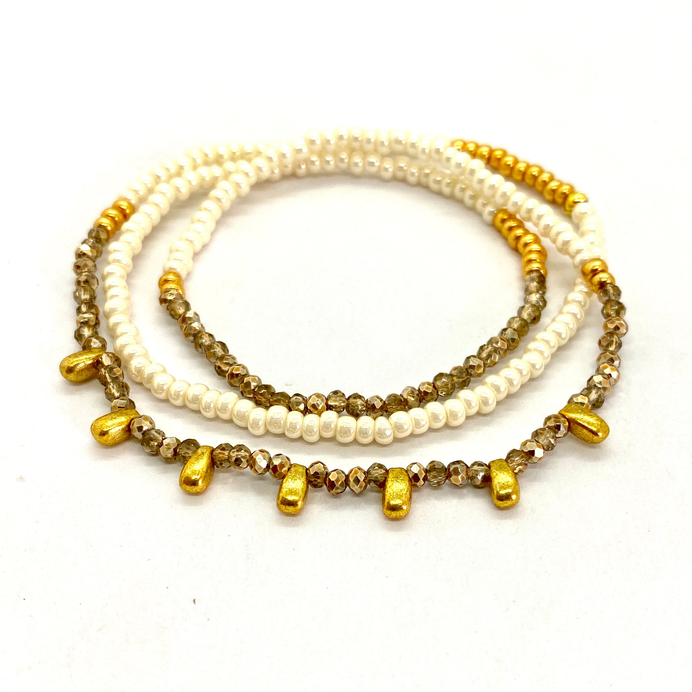THE MAKERY TRIPLE WRAP BRACELET IN PEARL AND MOTTLE GOLD WITH GOLD DROPS