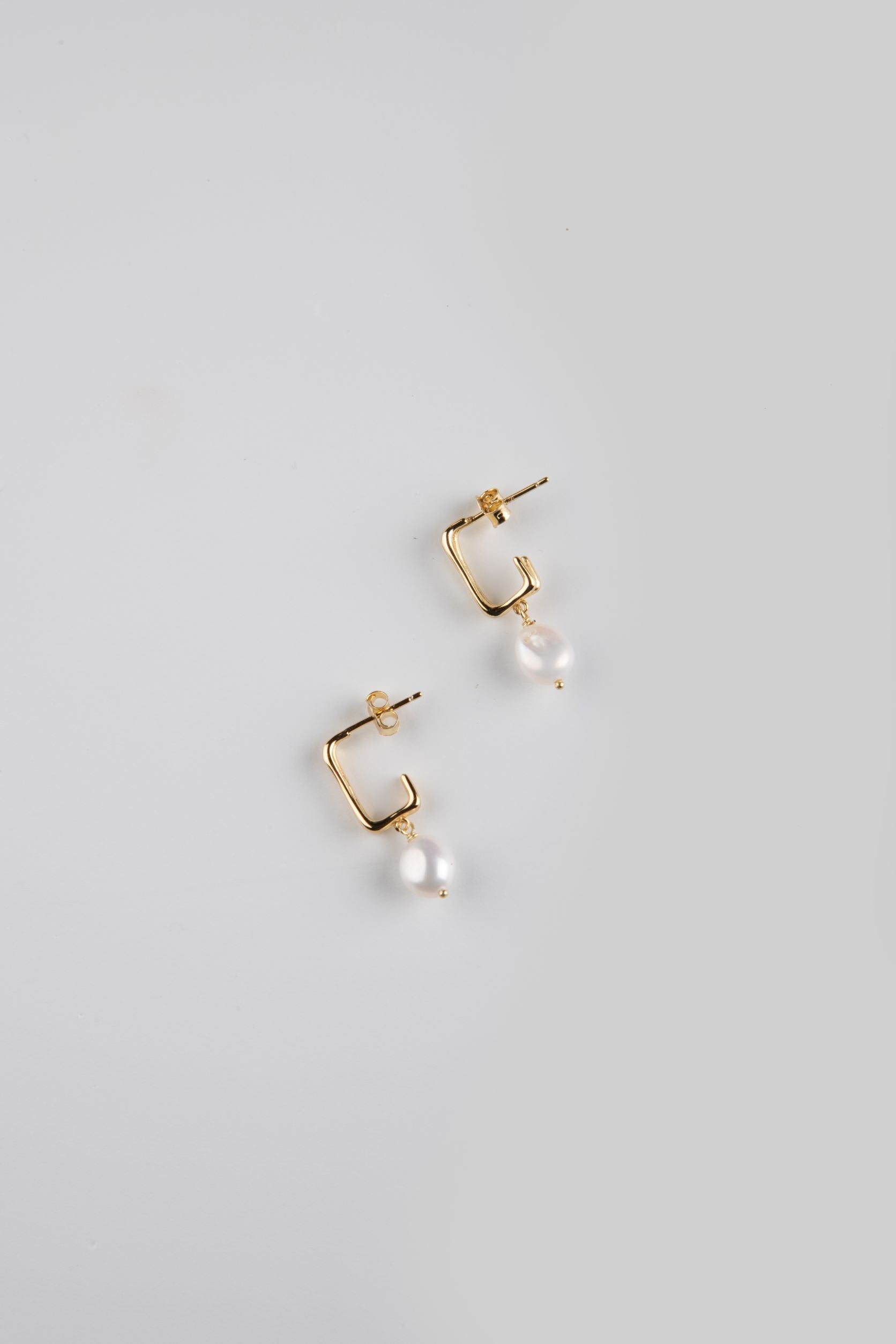 curAtiv SELMA SILVER AND FRESHWATER PEARLS MINI HOOPS